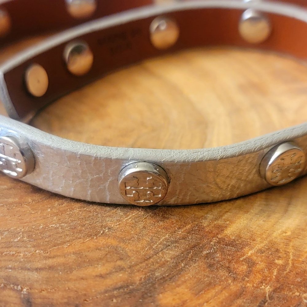 Tory Burch - Silver toned Double wrap bracelet and silver toned logo earrings